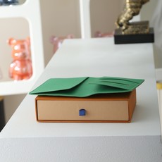 【顶级品质】 M28806 绿护照夹 护照套、本款护照套描绘蔚蓝海面上摇曳远航的袖珍双体船,再为涂层帆布渲染 Monog 【顶级品质】 M28806 绿护照夹 护照套、本款护照套描绘蔚蓝海面上摇曳远航的袖珍双体船,再为涂层帆布渲染 Monog