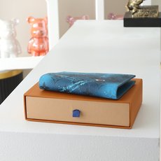 【顶级品质】 M28806 蓝护照夹 护照套、本款护照套描绘蔚蓝海面上摇曳远航的袖珍双体船,再为涂层帆布渲染 Monog 【顶级品质】 M28806 蓝护照夹 护照套、本款护照套描绘蔚蓝海面上摇曳远航的袖珍双体船,再为涂层帆布渲染 Monog