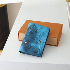 【顶级品质】 M28806 蓝护照夹 护照套、本款护照套描绘蔚蓝海面上摇曳远航的袖珍双体船,再为涂层帆布渲染 Monog 【顶级品质】 M28806 蓝护照夹 护照套、本款护照套描绘蔚蓝海面上摇曳远航的袖珍双体船,再为涂层帆布渲染 Monog