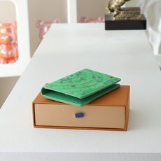 【顶级品质】 M26799 绿口袋钱夹 口袋钱夹、本款口袋钱夹取材涂层帆布,以 Monogram 印花和绿茵场上的袖珍足 【顶级品质】 M26799 绿口袋钱夹 口袋钱夹、本款口袋钱夹取材涂层帆布,以 Monogram 印花和绿茵场上的袖珍足