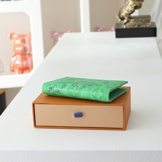【顶级品质】 M26799 绿口袋钱夹 口袋钱夹、本款口袋钱夹取材涂层帆布,以 Monogram 印花和绿茵场上的袖珍足 【顶级品质】 M26799 绿口袋钱夹 口袋钱夹、本款口袋钱夹取材涂层帆布,以 Monogram 印花和绿茵场上的袖珍足