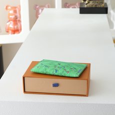 【顶级品质】 M26802 绿卡片 DOUBLE 卡夹、本款 Double 卡夹取材涂层帆布,其上描绘海洋运动员,搭配 【顶级品质】 M26802 绿卡片 DOUBLE 卡夹、本款 Double 卡夹取材涂层帆布,其上描绘海洋运动员,搭配