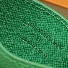 【顶级品质】 M26802 绿卡片 DOUBLE 卡夹、本款 Double 卡夹取材涂层帆布,其上描绘海洋运动员,搭配 【顶级品质】 M26802 绿卡片 DOUBLE 卡夹、本款 Double 卡夹取材涂层帆布,其上描绘海洋运动员,搭配
