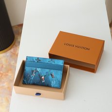 【顶级品质】 M26802 蓝卡片 DOUBLE 卡夹、本款 Double 卡夹取材涂层帆布,其上描绘海洋运动员,搭配 【顶级品质】 M26802 蓝卡片 DOUBLE 卡夹、本款 Double 卡夹取材涂层帆布,其上描绘海洋运动员,搭配