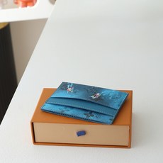 【顶级品质】 M26802 蓝卡片 DOUBLE 卡夹、本款 Double 卡夹取材涂层帆布,其上描绘海洋运动员,搭配 【顶级品质】 M26802 蓝卡片 DOUBLE 卡夹、本款 Double 卡夹取材涂层帆布,其上描绘海洋运动员,搭配