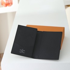 【顶级品质】 M64411 黑格 黑格 护照夹!时尚出行的绝佳伴侣。质感奢华的粒纹小牛皮内衬,内部多隔层构造,风格经典的 【顶级品质】 M64411 黑格 黑格 护照夹!时尚出行的绝佳伴侣。质感奢华的粒纹小牛皮内衬,内部多隔层构造,风格经典的