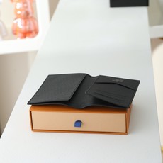 【顶级品质】 M64501 黑花 黑花 护照夹!时尚出行的绝佳伴侣。质感奢华的粒纹小牛皮内衬,内部多隔层构造,风格经典的 【顶级品质】 M64501 黑花 黑花 护照夹!时尚出行的绝佳伴侣。质感奢华的粒纹小牛皮内衬,内部多隔层构造,风格经典的
