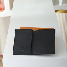 【顶级品质】 M64501 黑花 黑花 护照夹!时尚出行的绝佳伴侣。质感奢华的粒纹小牛皮内衬,内部多隔层构造,风格经典的 【顶级品质】 M64501 黑花 黑花 护照夹!时尚出行的绝佳伴侣。质感奢华的粒纹小牛皮内衬,内部多隔层构造,风格经典的