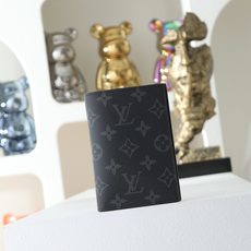 【顶级品质】 M64501 黑花 黑花 护照夹!时尚出行的绝佳伴侣。质感奢华的粒纹小牛皮内衬,内部多隔层构造,风格经典的 【顶级品质】 M64501 黑花 黑花 护照夹!时尚出行的绝佳伴侣。质感奢华的粒纹小牛皮内衬,内部多隔层构造,风格经典的