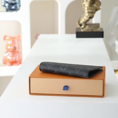 【顶级品质】 M64501 黑花 黑花 护照夹!时尚出行的绝佳伴侣。质感奢华的粒纹小牛皮内衬,内部多隔层构造,风格经典的 【顶级品质】 M64501 黑花 黑花 护照夹!时尚出行的绝佳伴侣。质感奢华的粒纹小牛皮内衬,内部多隔层构造,风格经典的