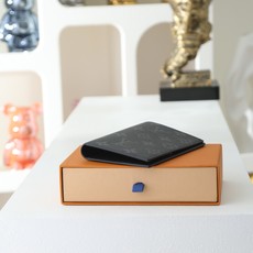 【顶级品质】 M64501 黑花 黑花 护照夹!时尚出行的绝佳伴侣。质感奢华的粒纹小牛皮内衬,内部多隔层构造,风格经典的 【顶级品质】 M64501 黑花 黑花 护照夹!时尚出行的绝佳伴侣。质感奢华的粒纹小牛皮内衬,内部多隔层构造,风格经典的