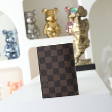 【顶级品质】 M64412 啡格 啡格 护照夹!时尚出行的绝佳伴侣。质感奢华的粒纹小牛皮内衬,内部多隔层构造,风格经典的 【顶级品质】 M64412 啡格 啡格 护照夹!时尚出行的绝佳伴侣。质感奢华的粒纹小牛皮内衬,内部多隔层构造,风格经典的