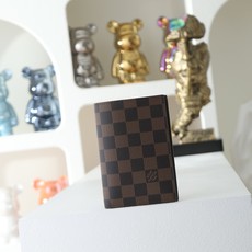 【顶级品质】 M64412 啡格 啡格 护照夹!时尚出行的绝佳伴侣。质感奢华的粒纹小牛皮内衬,内部多隔层构造,风格经典的 【顶级品质】 M64412 啡格 啡格 护照夹!时尚出行的绝佳伴侣。质感奢华的粒纹小牛皮内衬,内部多隔层构造,风格经典的