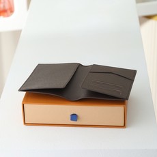 【顶级品质】 M64412 啡格 啡格 护照夹!时尚出行的绝佳伴侣。质感奢华的粒纹小牛皮内衬,内部多隔层构造,风格经典的 【顶级品质】 M64412 啡格 啡格 护照夹!时尚出行的绝佳伴侣。质感奢华的粒纹小牛皮内衬,内部多隔层构造,风格经典的