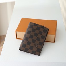 【顶级品质】 M64412 啡格 啡格 护照夹!时尚出行的绝佳伴侣。质感奢华的粒纹小牛皮内衬,内部多隔层构造,风格经典的 【顶级品质】 M64412 啡格 啡格 护照夹!时尚出行的绝佳伴侣。质感奢华的粒纹小牛皮内衬,内部多隔层构造,风格经典的