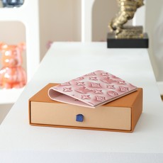 【顶级品质】 M28620 粉色 Monogram Ice Cube画布上添加了色彩缤纷的图案,标志性的护照封面“Cou 【顶级品质】 M28620 粉色 Monogram Ice Cube画布上添加了色彩缤纷的图案,标志性的护照封面“Cou