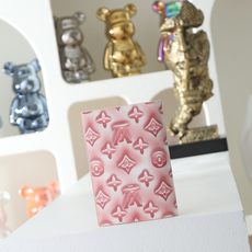【顶级品质】 M28620 粉色 Monogram Ice Cube画布上添加了色彩缤纷的图案,标志性的护照封面“Cou 【顶级品质】 M28620 粉色 Monogram Ice Cube画布上添加了色彩缤纷的图案,标志性的护照封面“Cou