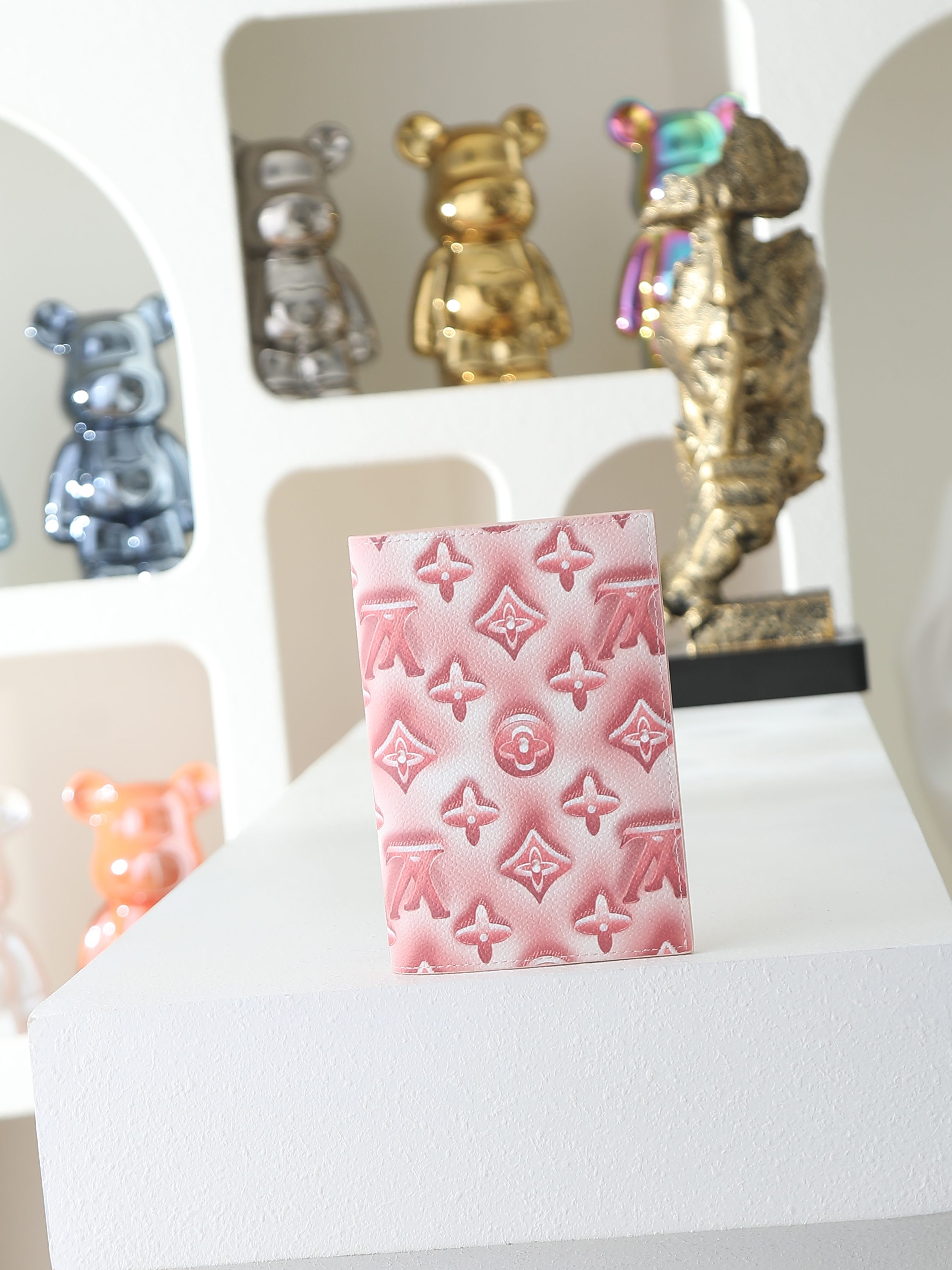 【顶级品质】 M28620 粉色 Monogram Ice Cube画布上添加了色彩缤纷的图案,标志性的护照封面“Cou 【顶级品质】 M28620 粉色 Monogram Ice Cube画布上添加了色彩缤纷的图案,标志性的护照封面“Cou