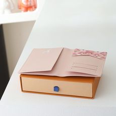 【顶级品质】 M28620 粉色 Monogram Ice Cube画布上添加了色彩缤纷的图案,标志性的护照封面“Cou 【顶级品质】 M28620 粉色 Monogram Ice Cube画布上添加了色彩缤纷的图案,标志性的护照封面“Cou