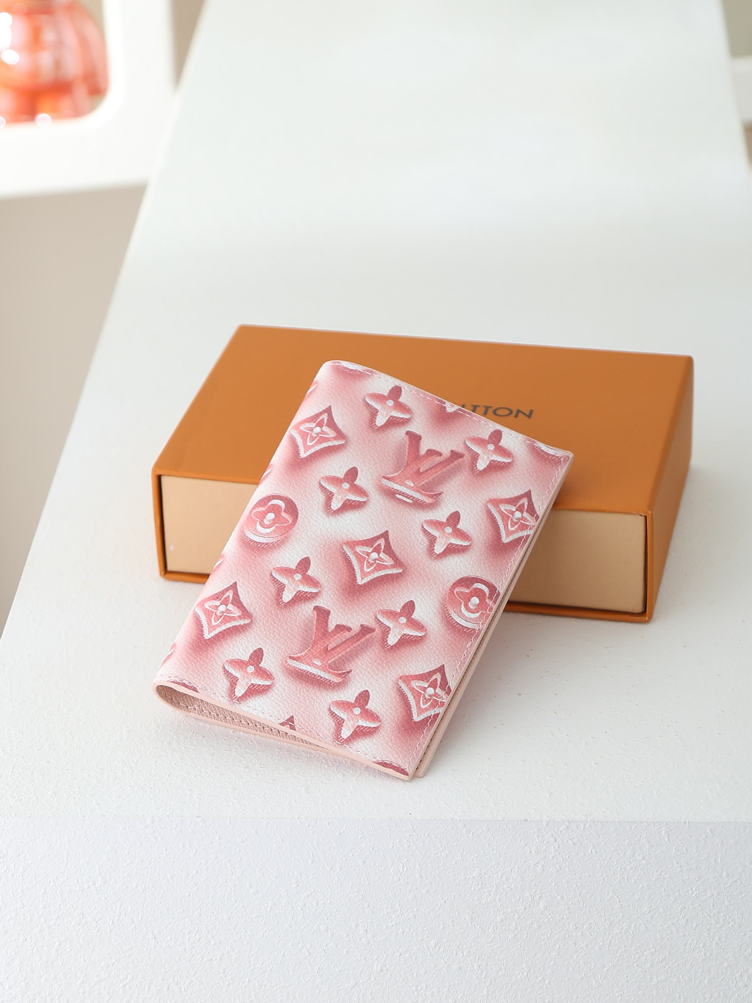 【顶级品质】 M28620 粉色 Monogram Ice Cube画布上添加了色彩缤纷的图案,标志性的护照封面“Cou 【顶级品质】 M28620 粉色 Monogram Ice Cube画布上添加了色彩缤纷的图案,标志性的护照封面“Cou