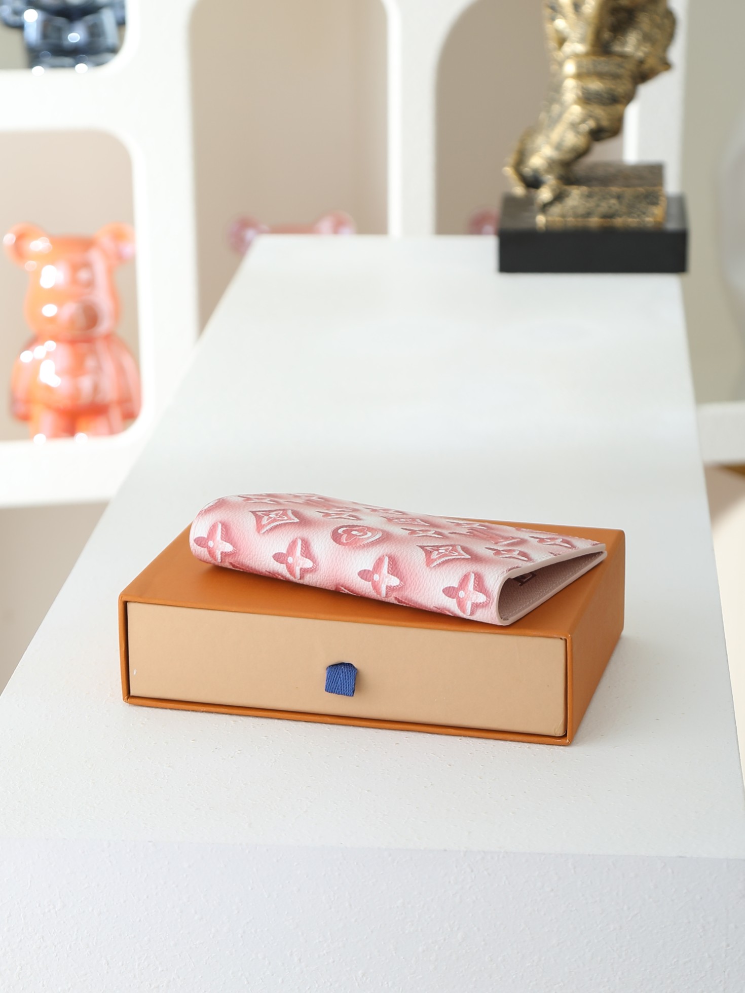 【顶级品质】 M28620 粉色 Monogram Ice Cube画布上添加了色彩缤纷的图案,标志性的护照封面“Cou 【顶级品质】 M28620 粉色 Monogram Ice Cube画布上添加了色彩缤纷的图案,标志性的护照封面“Cou