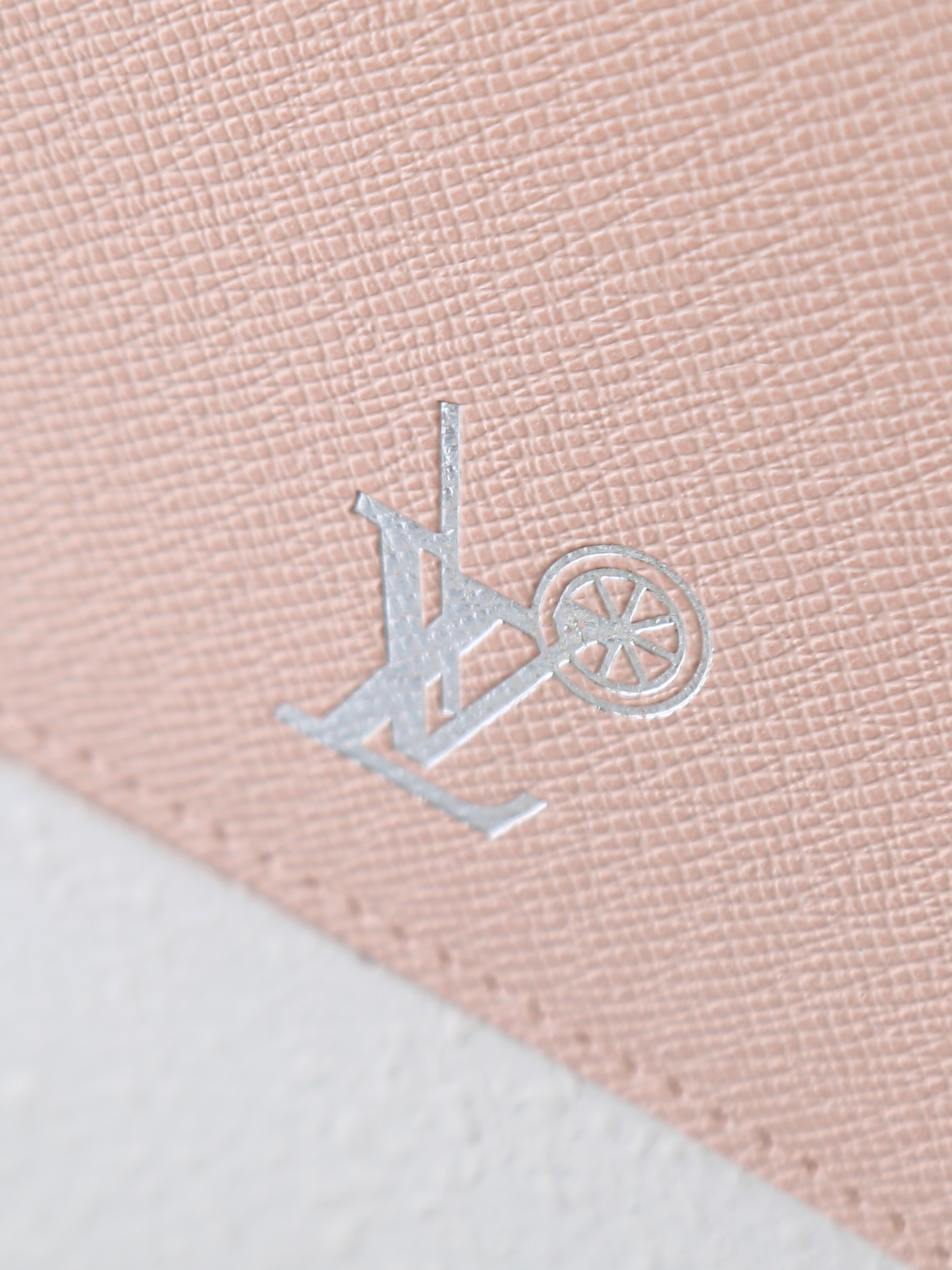 【顶级品质】 M28620 粉色 Monogram Ice Cube画布上添加了色彩缤纷的图案,标志性的护照封面“Cou 【顶级品质】 M28620 粉色 Monogram Ice Cube画布上添加了色彩缤纷的图案,标志性的护照封面“Cou