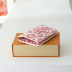 【顶级品质】 M28622 粉色 鲜艳的单体冰块用与画布同系色的皮革衬里完成的卡盒“Organizer de Poche 【顶级品质】 M28622 粉色 鲜艳的单体冰块用与画布同系色的皮革衬里完成的卡盒“Organizer de Poche