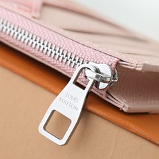 【顶级品质】 M28626 粉色 色彩斑斓的Monogram冰立方图案,采用帆布材质制作的“硬币卡套”。在单体图上添加了 【顶级品质】 M28626 粉色 色彩斑斓的Monogram冰立方图案,采用帆布材质制作的“硬币卡套”。在单体图上添加了