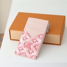 【顶级品质】 M28626 粉色 色彩斑斓的Monogram冰立方图案,采用帆布材质制作的“硬币卡套”。在单体图上添加了 【顶级品质】 M28626 粉色 色彩斑斓的Monogram冰立方图案,采用帆布材质制作的“硬币卡套”。在单体图上添加了