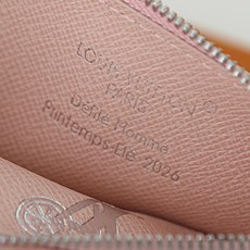 【顶级品质】 M28626 粉色 色彩斑斓的Monogram冰立方图案,采用帆布材质制作的“硬币卡套”。在单体图上添加了 【顶级品质】 M28626 粉色 色彩斑斓的Monogram冰立方图案,采用帆布材质制作的“硬币卡套”。在单体图上添加了
