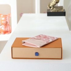 【顶级品质】 M28626 粉色 色彩斑斓的Monogram冰立方图案,采用帆布材质制作的“硬币卡套”。在单体图上添加了 【顶级品质】 M28626 粉色 色彩斑斓的Monogram冰立方图案,采用帆布材质制作的“硬币卡套”。在单体图上添加了