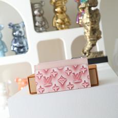 【顶级品质】 M28626 粉色 色彩斑斓的Monogram冰立方图案,采用帆布材质制作的“硬币卡套”。在单体图上添加了 【顶级品质】 M28626 粉色 色彩斑斓的Monogram冰立方图案,采用帆布材质制作的“硬币卡套”。在单体图上添加了