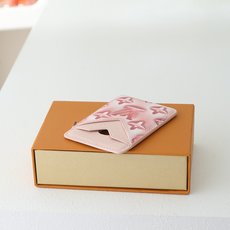 【顶级品质】 M28786 粉色 - 采用品牌标志性Monogram老花,以渐变/喷雾晕染工艺呈现出“褪色/水洗”的艺术 【顶级品质】 M28786 粉色 - 采用品牌标志性Monogram老花,以渐变/喷雾晕染工艺呈现出“褪色/水洗”的艺术