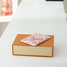 【顶级品质】 M28786 粉色 - 采用品牌标志性Monogram老花,以渐变/喷雾晕染工艺呈现出“褪色/水洗”的艺术 【顶级品质】 M28786 粉色 - 采用品牌标志性Monogram老花,以渐变/喷雾晕染工艺呈现出“褪色/水洗”的艺术