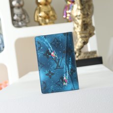 【顶级品质】 M26799 蓝口袋钱夹 口袋钱夹、本款口袋钱夹取材涂层帆布,以 Monogram 印花和绿茵场上的袖珍足 【顶级品质】 M26799 蓝口袋钱夹 口袋钱夹、本款口袋钱夹取材涂层帆布,以 Monogram 印花和绿茵场上的袖珍足