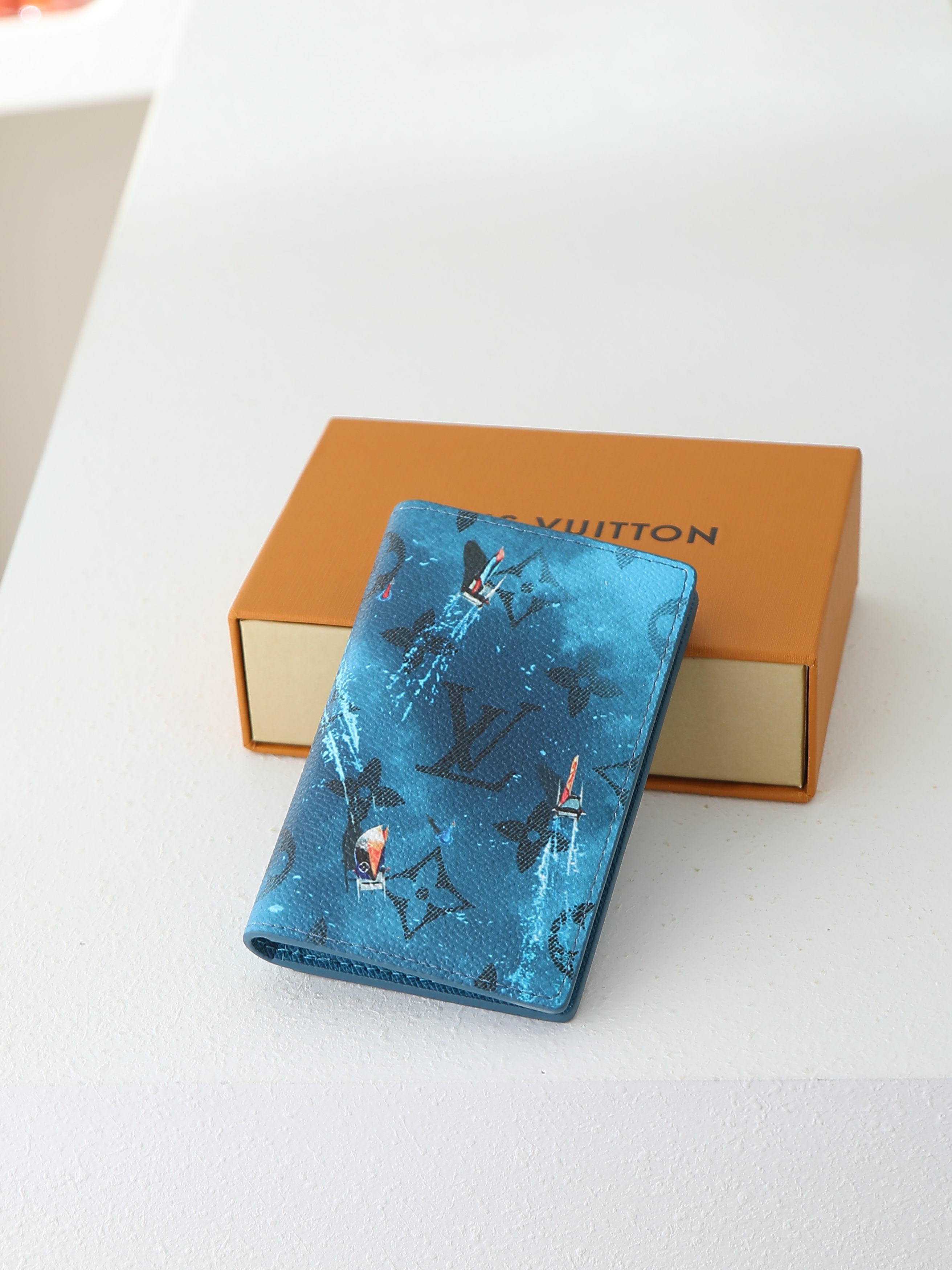 【顶级品质】 M26799 蓝口袋钱夹 口袋钱夹、本款口袋钱夹取材涂层帆布,以 Monogram 印花和绿茵场上的袖珍足 【顶级品质】 M26799 蓝口袋钱夹 口袋钱夹、本款口袋钱夹取材涂层帆布,以 Monogram 印花和绿茵场上的袖珍足