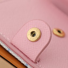 【顶级品质】 M29058 粉 LV CHARMS 口袋钱夹、LV Charms 口袋钱夹取材细腻帆布和撞色皮革内衬,以 【顶级品质】 M29058 粉 LV CHARMS 口袋钱夹、LV Charms 口袋钱夹取材细腻帆布和撞色皮革内衬,以