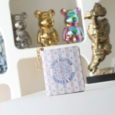 【顶级品质】 M29058 粉 LV CHARMS 口袋钱夹、LV Charms 口袋钱夹取材细腻帆布和撞色皮革内衬,以 【顶级品质】 M29058 粉 LV CHARMS 口袋钱夹、LV Charms 口袋钱夹取材细腻帆布和撞色皮革内衬,以