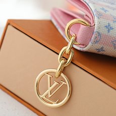 【顶级品质】 M29058 粉 LV CHARMS 口袋钱夹、LV Charms 口袋钱夹取材细腻帆布和撞色皮革内衬,以 【顶级品质】 M29058 粉 LV CHARMS 口袋钱夹、LV Charms 口袋钱夹取材细腻帆布和撞色皮革内衬,以