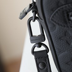 【顶级品质】 M14910 黑压 Monogram Shadow壓花小牛皮製作,配有一個外置拉鏈口袋,是放置小型日常必需 【顶级品质】 M14910 黑压 Monogram Shadow壓花小牛皮製作,配有一個外置拉鏈口袋,是放置小型日常必需