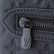 【顶级品质】 M14910 黑压 Monogram Shadow壓花小牛皮製作,配有一個外置拉鏈口袋,是放置小型日常必需 【顶级品质】 M14910 黑压 Monogram Shadow壓花小牛皮製作,配有一個外置拉鏈口袋,是放置小型日常必需