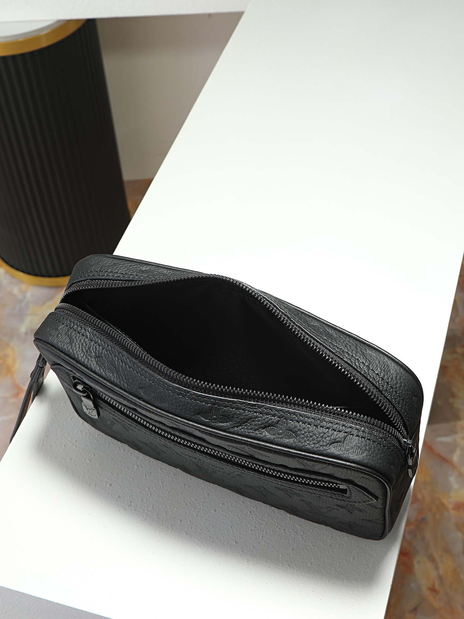 【顶级品质】 M14910 黑压 Monogram Shadow壓花小牛皮製作,配有一個外置拉鏈口袋,是放置小型日常必需 【顶级品质】 M14910 黑压 Monogram Shadow壓花小牛皮製作,配有一個外置拉鏈口袋,是放置小型日常必需
