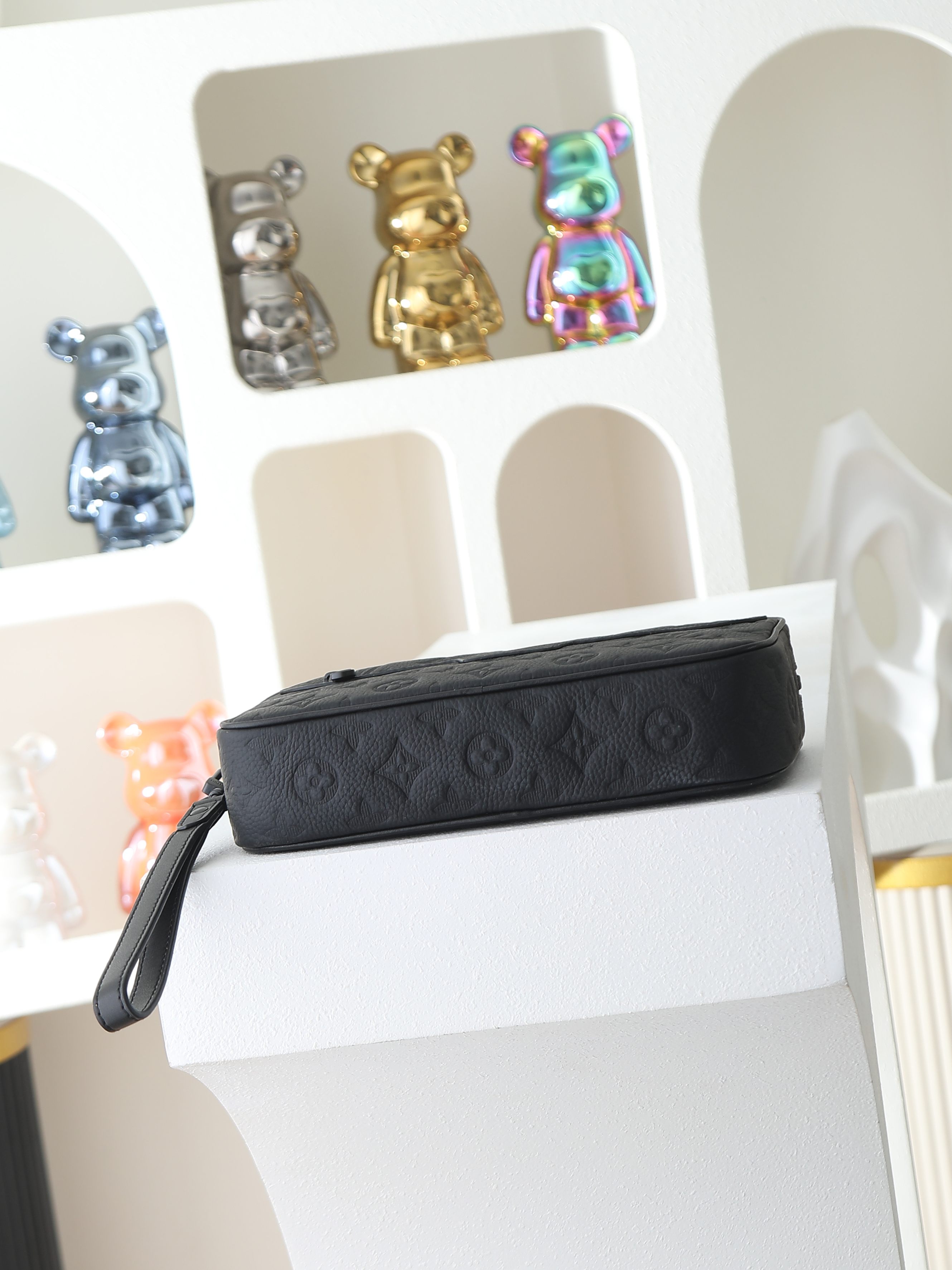 【顶级品质】 M14910 黑压 Monogram Shadow壓花小牛皮製作,配有一個外置拉鏈口袋,是放置小型日常必需 【顶级品质】 M14910 黑压 Monogram Shadow壓花小牛皮製作,配有一個外置拉鏈口袋,是放置小型日常必需