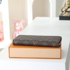 【顶级品质】 M41895 紫红 这款设计实用的Monogram帆布皮夹以拉链开合,可装纸币,零钱和证件等19 x 10 【顶级品质】 M41895 紫红 这款设计实用的Monogram帆布皮夹以拉链开合,可装纸币,零钱和证件等19 x 10