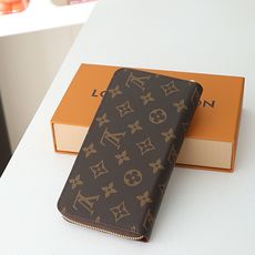 【顶级品质】 M41895 紫红 这款设计实用的Monogram帆布皮夹以拉链开合,可装纸币,零钱和证件等19 x 10 【顶级品质】 M41895 紫红 这款设计实用的Monogram帆布皮夹以拉链开合,可装纸币,零钱和证件等19 x 10