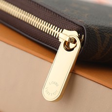 【顶级品质】 M41895 紫红 这款设计实用的Monogram帆布皮夹以拉链开合,可装纸币,零钱和证件等19 x 10 【顶级品质】 M41895 紫红 这款设计实用的Monogram帆布皮夹以拉链开合,可装纸币,零钱和证件等19 x 10