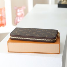 【顶级品质】 M41895 紫红 这款设计实用的Monogram帆布皮夹以拉链开合,可装纸币,零钱和证件等19 x 10 【顶级品质】 M41895 紫红 这款设计实用的Monogram帆布皮夹以拉链开合,可装纸币,零钱和证件等19 x 10