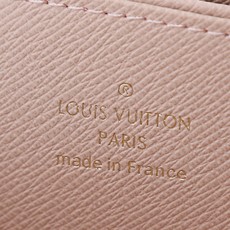 【顶级品质】 M41894 粉色 这款设计实用的Monogram帆布皮夹以拉链开合,可装纸币,零钱和证件等19 x 10 【顶级品质】 M41894 粉色 这款设计实用的Monogram帆布皮夹以拉链开合,可装纸币,零钱和证件等19 x 10