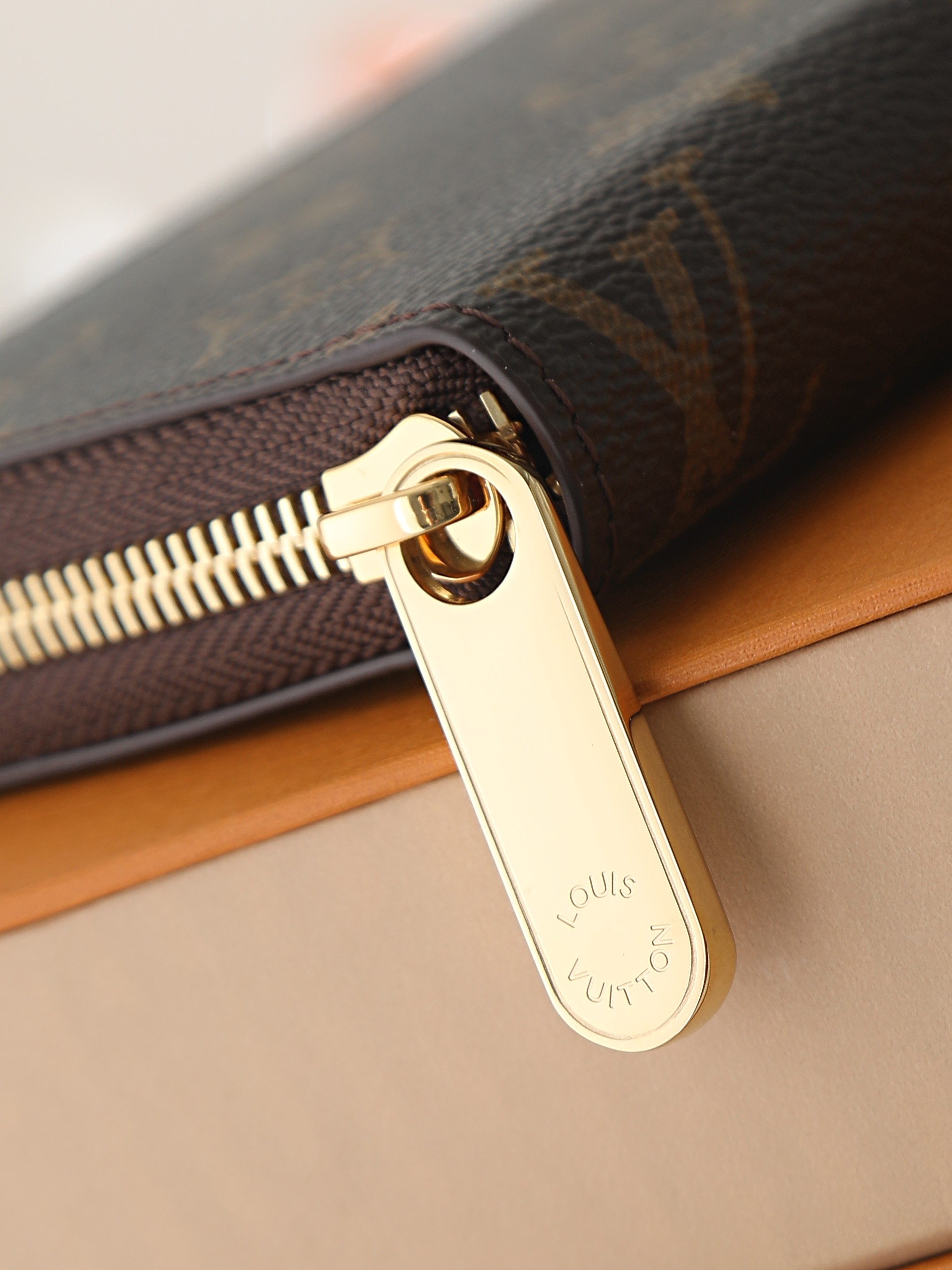 【顶级品质】 M41894 粉色 这款设计实用的Monogram帆布皮夹以拉链开合,可装纸币,零钱和证件等19 x 10 【顶级品质】 M41894 粉色 这款设计实用的Monogram帆布皮夹以拉链开合,可装纸币,零钱和证件等19 x 10