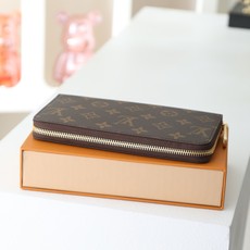 【顶级品质】 M41894 粉色 这款设计实用的Monogram帆布皮夹以拉链开合,可装纸币,零钱和证件等19 x 10 【顶级品质】 M41894 粉色 这款设计实用的Monogram帆布皮夹以拉链开合,可装纸币,零钱和证件等19 x 10